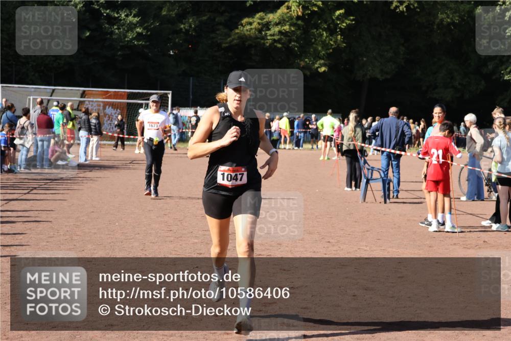 27.09.2026 - 35. Volkslauf durch das schöne Alstertal Strokosch-Dieckow http://msf.ph/oto/10586406 27.09.2026 12:10:36 Ziel 1047, 1673 meine-sportfotos.de