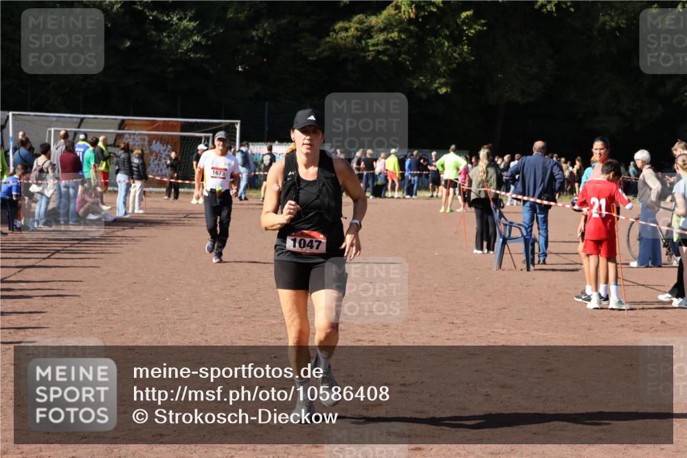 27.09.2026 - 35. Volkslauf durch das schöne Alstertal Strokosch-Dieckow http://msf.ph/oto/10586408 27.09.2026 12:10:36 Ziel 1047, 1673 meine-sportfotos.de