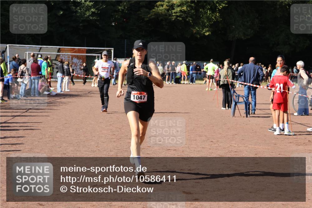27.09.2026 - 35. Volkslauf durch das schöne Alstertal Strokosch-Dieckow http://msf.ph/oto/10586411 27.09.2026 12:10:36 Ziel 1047, 1673 meine-sportfotos.de