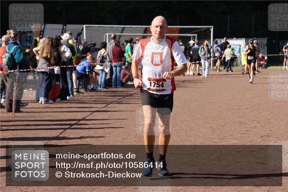 27.09.2026 - 35. Volkslauf durch das schöne Alstertal Strokosch-Dieckow http://msf.ph/oto/10586414 27.09.2026 12:10:29 Ziel 1047, 1754 meine-sportfotos.de