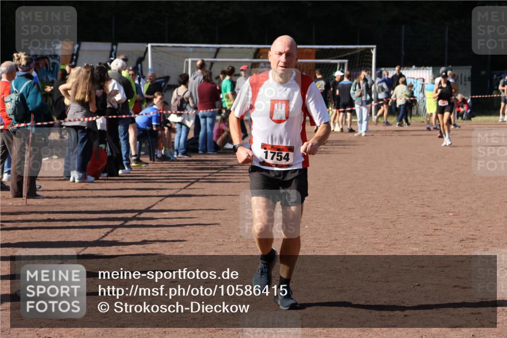27.09.2026 - 35. Volkslauf durch das schöne Alstertal Strokosch-Dieckow http://msf.ph/oto/10586415 27.09.2026 12:10:29 Ziel 1047, 1754 meine-sportfotos.de