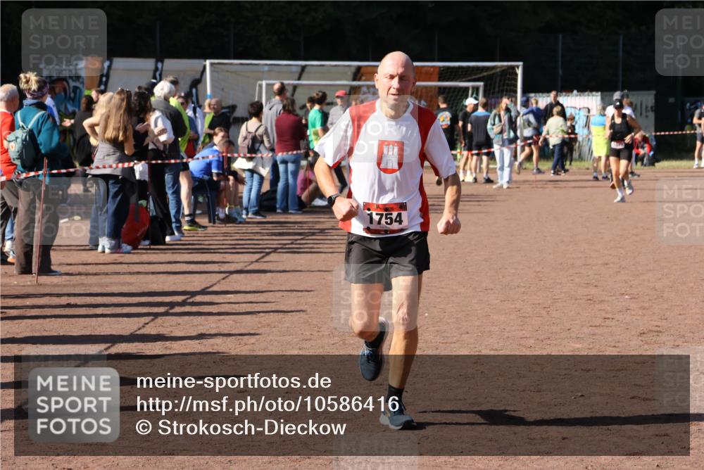 27.09.2026 - 35. Volkslauf durch das schöne Alstertal Strokosch-Dieckow http://msf.ph/oto/10586416 27.09.2026 12:10:29 Ziel 1047, 1754 meine-sportfotos.de