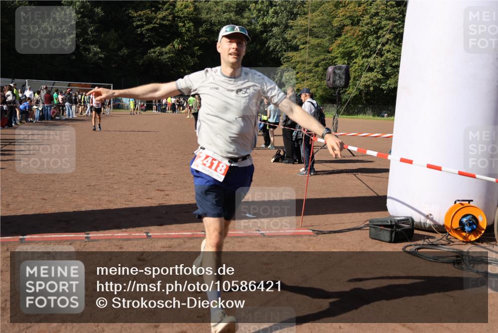 27.09.2026 - 35. Volkslauf durch das schöne Alstertal Strokosch-Dieckow http://msf.ph/oto/10586421 27.09.2026 12:10:23 Ziel 1607, 1754, 2418 meine-sportfotos.de