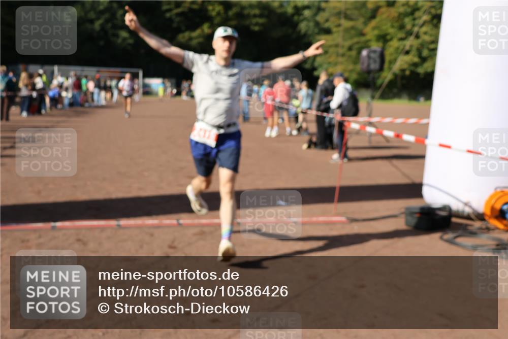 27.09.2026 - 35. Volkslauf durch das schöne Alstertal Strokosch-Dieckow http://msf.ph/oto/10586426 27.09.2026 12:10:23 Ziel 1607, 1754, 2418 meine-sportfotos.de