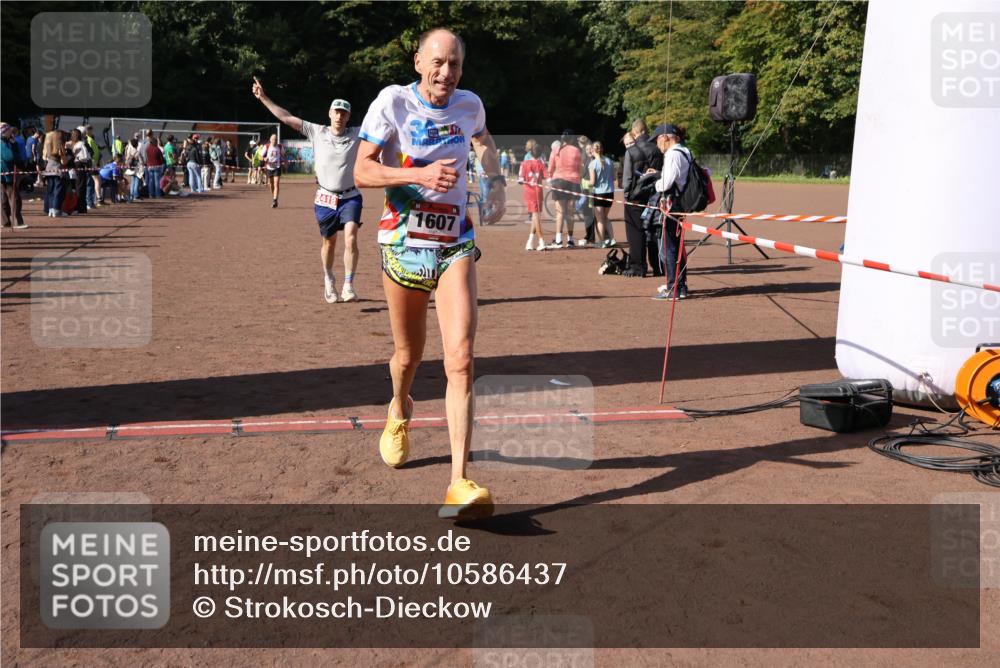 27.09.2026 - 35. Volkslauf durch das schöne Alstertal Strokosch-Dieckow http://msf.ph/oto/10586437 27.09.2026 12:10:21 Ziel 1077, 1568, 1607, 2418, 2420 meine-sportfotos.de