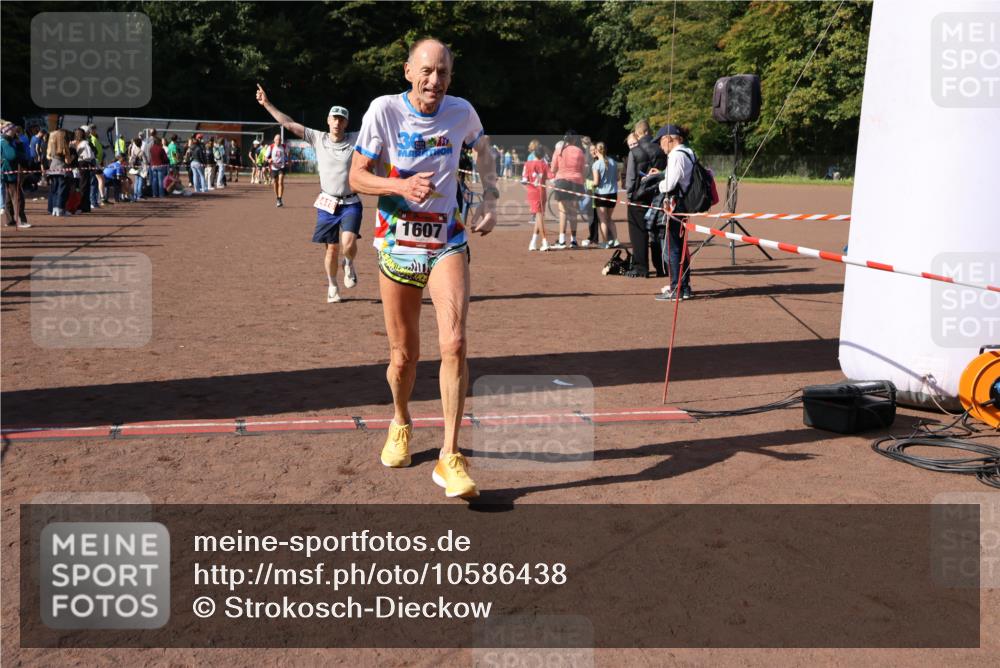 27.09.2026 - 35. Volkslauf durch das schöne Alstertal Strokosch-Dieckow http://msf.ph/oto/10586438 27.09.2026 12:10:21 Ziel 1077, 1568, 1607, 2418, 2420 meine-sportfotos.de