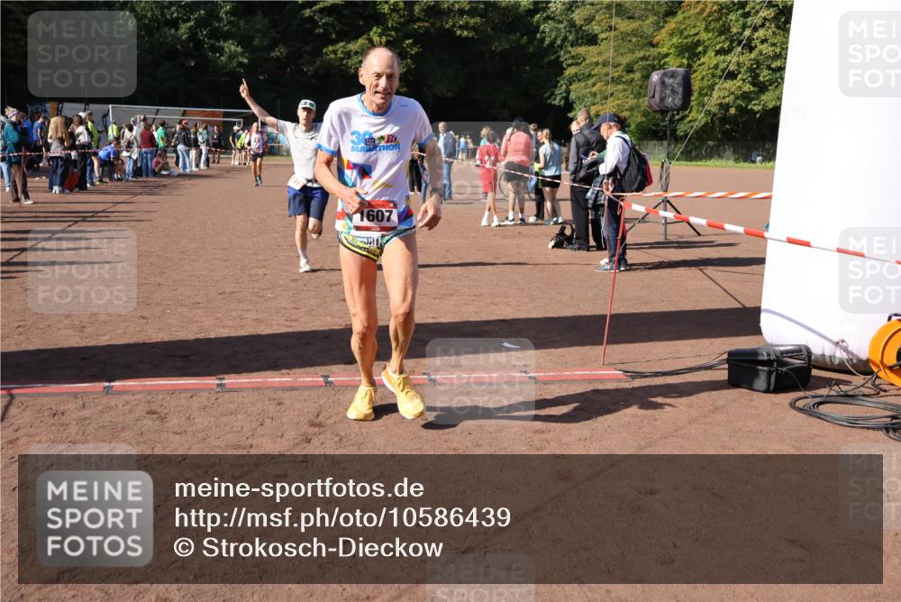 27.09.2026 - 35. Volkslauf durch das schöne Alstertal Strokosch-Dieckow http://msf.ph/oto/10586439 27.09.2026 12:10:21 Ziel 1077, 1568, 1607, 2418, 2420 meine-sportfotos.de