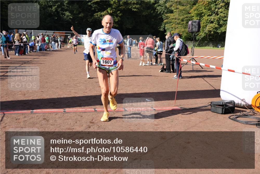 27.09.2026 - 35. Volkslauf durch das schöne Alstertal Strokosch-Dieckow http://msf.ph/oto/10586440 27.09.2026 12:10:21 Ziel 1077, 1568, 1607, 2418, 2420 meine-sportfotos.de