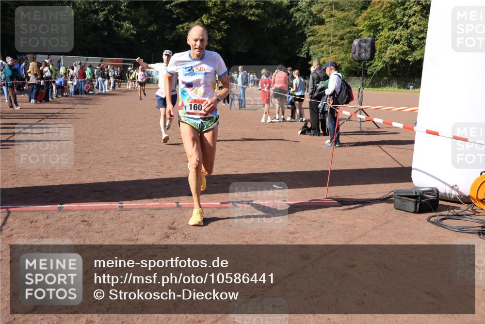 27.09.2026 - 35. Volkslauf durch das schöne Alstertal Strokosch-Dieckow http://msf.ph/oto/10586441 27.09.2026 12:10:21 Ziel 1077, 1568, 1607, 2418, 2420 meine-sportfotos.de
