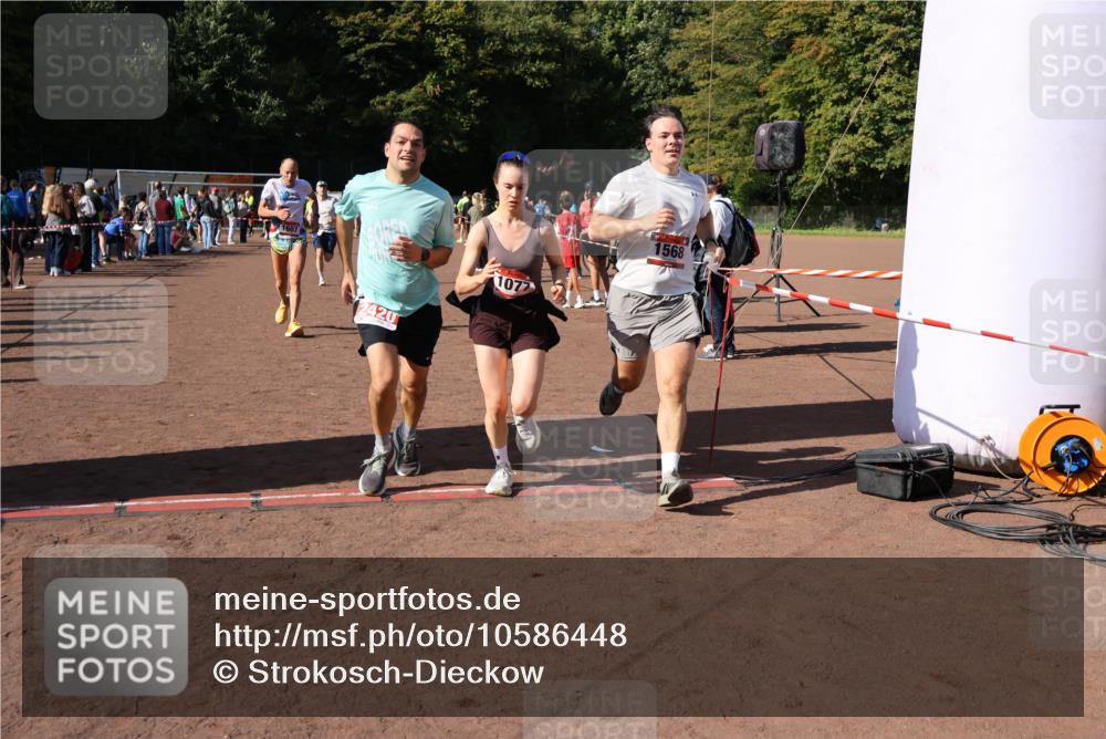 27.09.2026 - 35. Volkslauf durch das schöne Alstertal Strokosch-Dieckow http://msf.ph/oto/10586448 27.09.2026 12:10:18 Ziel 1040, 1049, 1077, 1116, 1568, 1607, 2418, 2420 meine-sportfotos.de