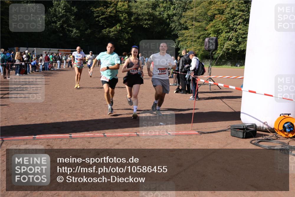 27.09.2026 - 35. Volkslauf durch das schöne Alstertal Strokosch-Dieckow http://msf.ph/oto/10586455 27.09.2026 12:10:18 Ziel 1040, 1049, 1077, 1116, 1568, 1607, 2418, 2420 meine-sportfotos.de