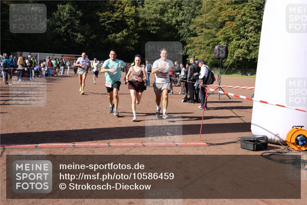 27.09.2026 - 35. Volkslauf durch das schöne Alstertal Strokosch-Dieckow http://msf.ph/oto/10586459 27.09.2026 12:10:17 Ziel 1040, 1049, 1077, 1116, 1568, 1607, 2418, 2420, 2439 meine-sportfotos.de