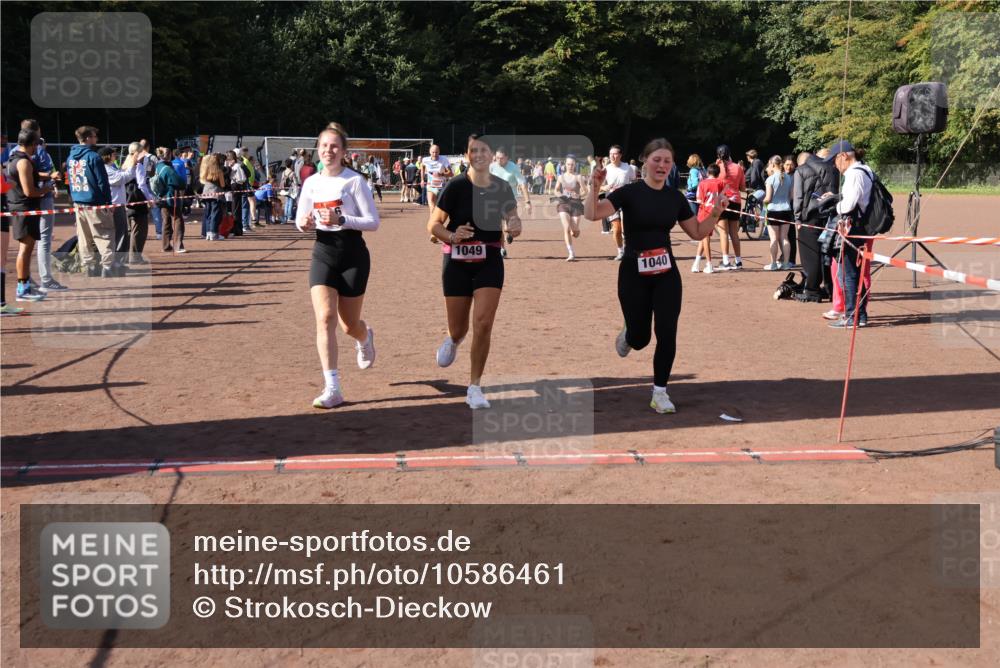 27.09.2026 - 35. Volkslauf durch das schöne Alstertal Strokosch-Dieckow http://msf.ph/oto/10586461 27.09.2026 12:10:15 Ziel 1040, 1049, 1077, 1116, 1568, 1607, 2418, 2420, 2439 meine-sportfotos.de
