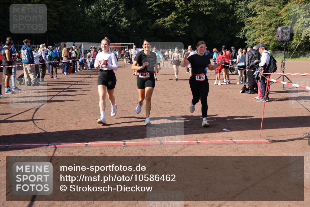 27.09.2026 - 35. Volkslauf durch das schöne Alstertal Strokosch-Dieckow http://msf.ph/oto/10586462 27.09.2026 12:10:15 Ziel 1040, 1049, 1077, 1116, 1568, 1607, 2418, 2420, 2439 meine-sportfotos.de