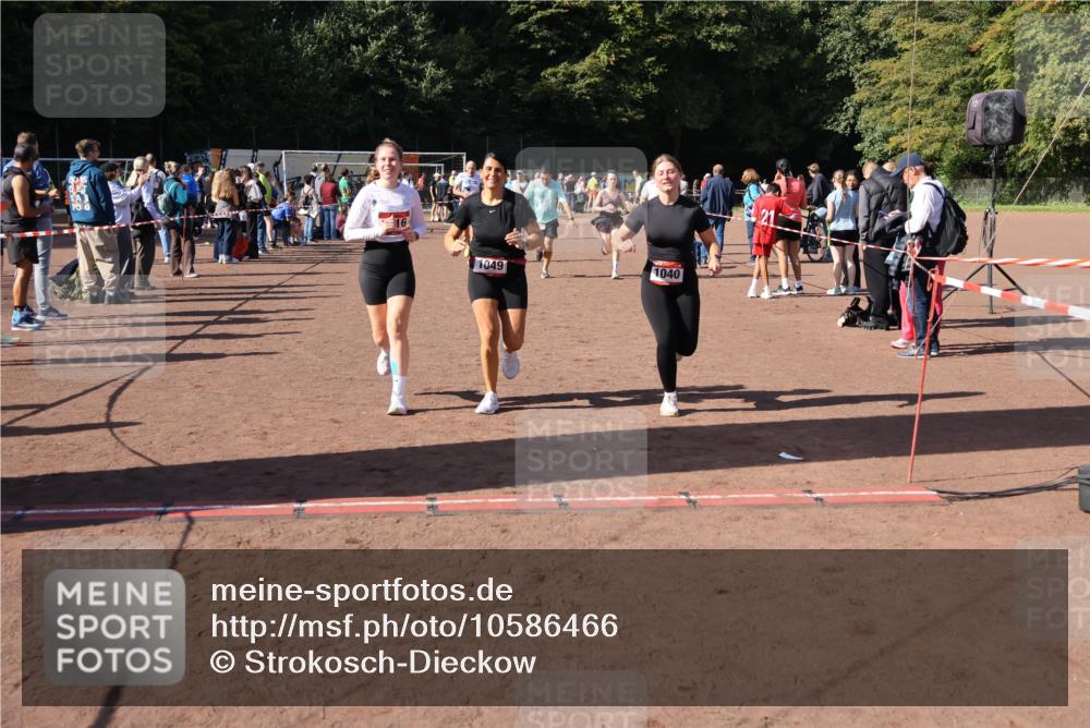27.09.2026 - 35. Volkslauf durch das schöne Alstertal Strokosch-Dieckow http://msf.ph/oto/10586466 27.09.2026 12:10:15 Ziel 1040, 1049, 1077, 1116, 1568, 1607, 2418, 2420, 2439 meine-sportfotos.de
