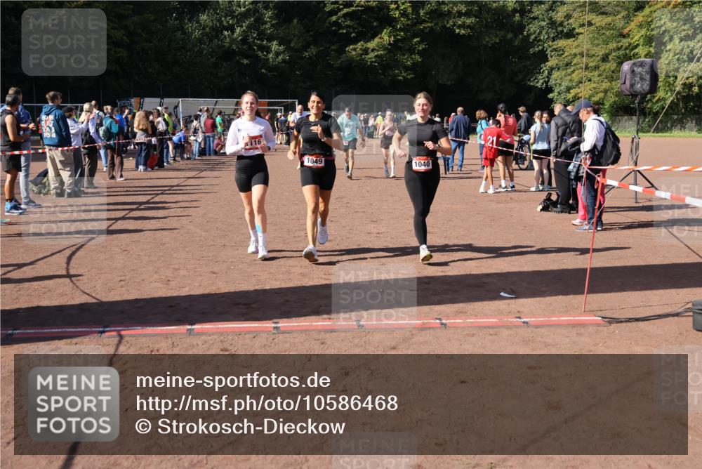 27.09.2026 - 35. Volkslauf durch das schöne Alstertal Strokosch-Dieckow http://msf.ph/oto/10586468 27.09.2026 12:10:14 Ziel 1040, 1049, 1077, 1116, 1568, 1607, 2328, 2418, 2420, 2439 meine-sportfotos.de