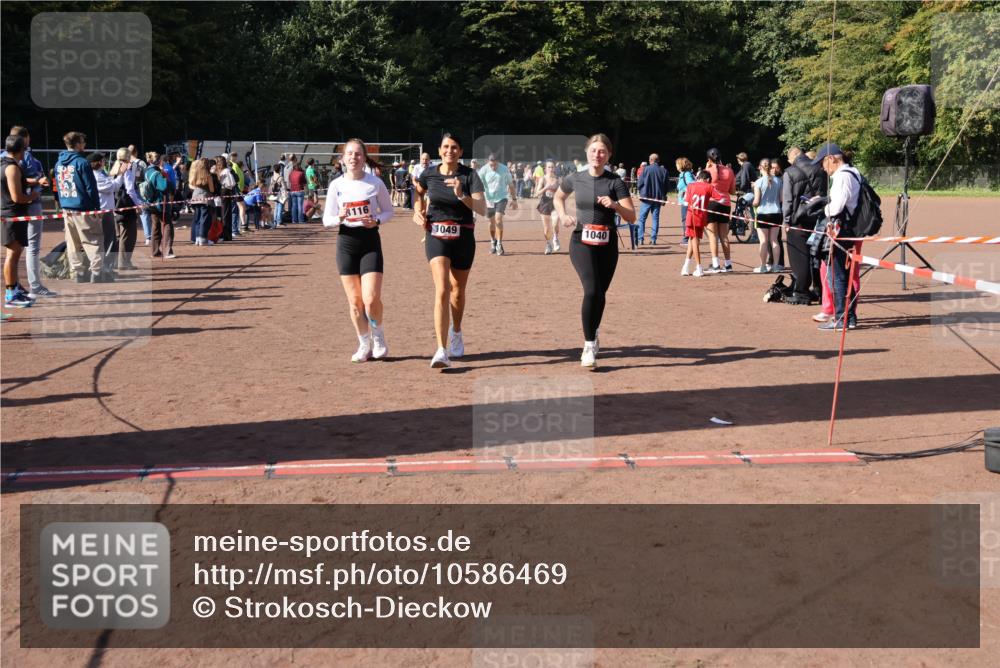 27.09.2026 - 35. Volkslauf durch das schöne Alstertal Strokosch-Dieckow http://msf.ph/oto/10586469 27.09.2026 12:10:14 Ziel 1040, 1049, 1077, 1116, 1568, 1607, 2328, 2418, 2420, 2439 meine-sportfotos.de