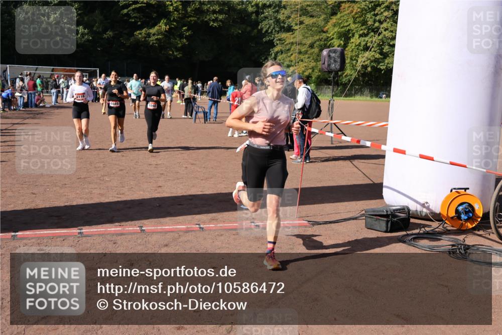 27.09.2026 - 35. Volkslauf durch das schöne Alstertal Strokosch-Dieckow http://msf.ph/oto/10586472 27.09.2026 12:10:13 Ziel 1040, 1049, 1077, 1116, 1568, 1607, 2328, 2420, 2439 meine-sportfotos.de
