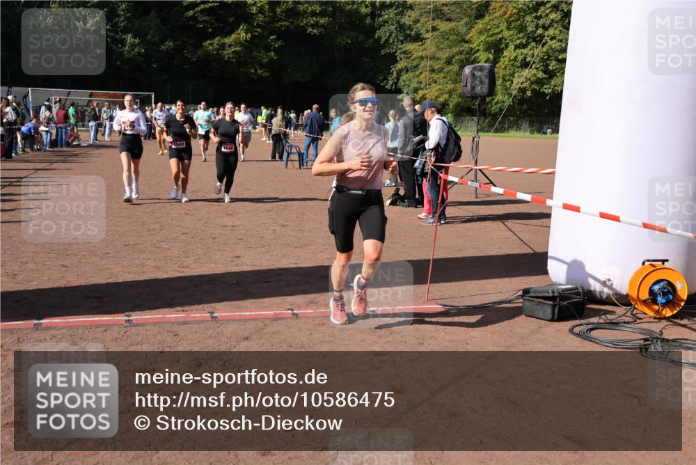 27.09.2026 - 35. Volkslauf durch das schöne Alstertal Strokosch-Dieckow http://msf.ph/oto/10586475 27.09.2026 12:10:13 Ziel 1040, 1049, 1077, 1116, 1568, 1607, 2328, 2420, 2439 meine-sportfotos.de