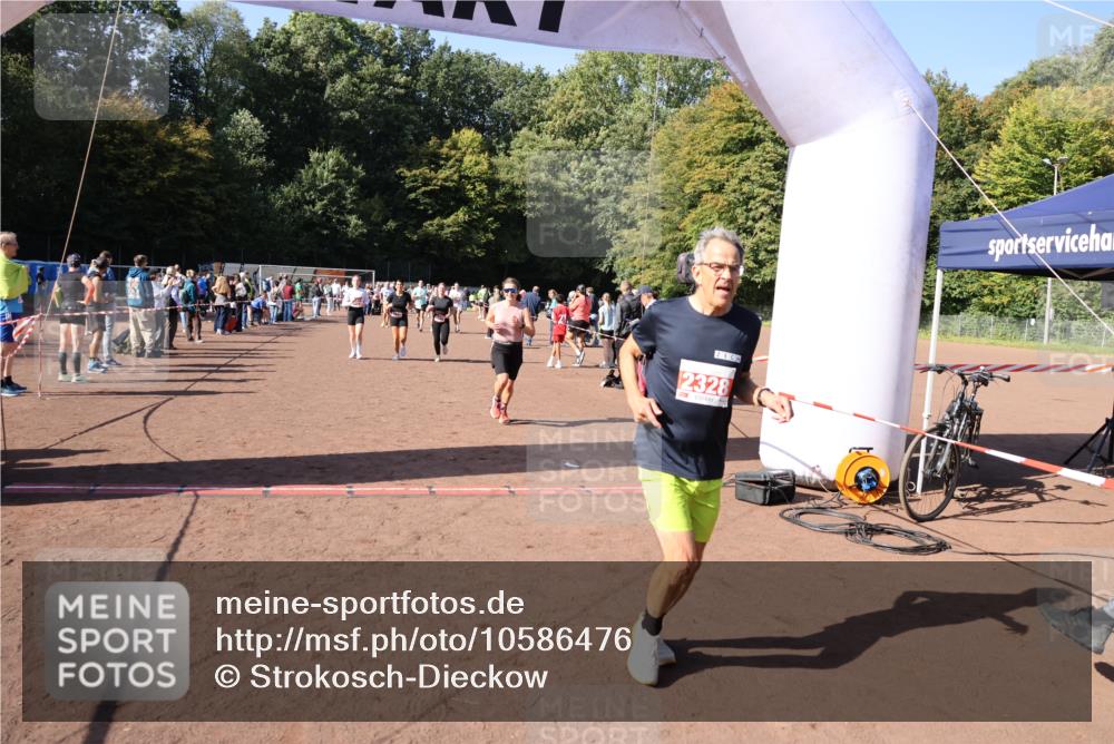 27.09.2026 - 35. Volkslauf durch das schöne Alstertal Strokosch-Dieckow http://msf.ph/oto/10586476 27.09.2026 12:10:12 Ziel 1040, 1049, 1077, 1116, 1568, 1607, 2328, 2420, 2439 meine-sportfotos.de