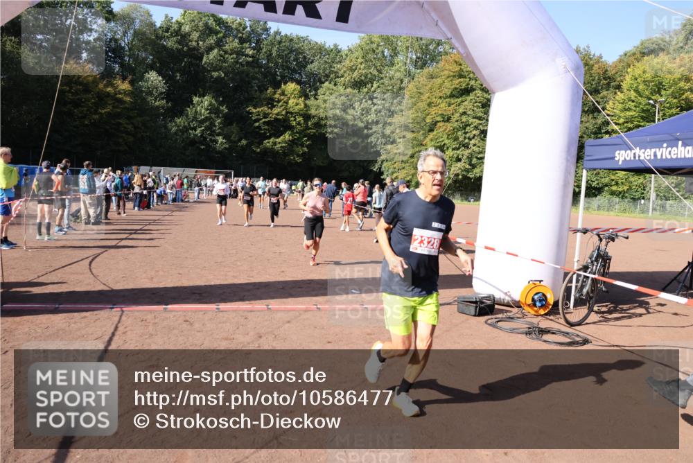 27.09.2026 - 35. Volkslauf durch das schöne Alstertal Strokosch-Dieckow http://msf.ph/oto/10586477 27.09.2026 12:10:12 Ziel 1040, 1049, 1077, 1116, 1568, 1607, 2328, 2420, 2439 meine-sportfotos.de