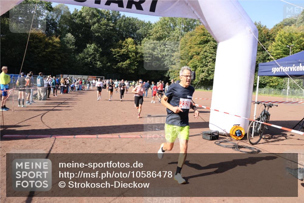 27.09.2026 - 35. Volkslauf durch das schöne Alstertal Strokosch-Dieckow http://msf.ph/oto/10586478 27.09.2026 12:10:12 Ziel 1040, 1049, 1077, 1116, 1568, 1607, 2328, 2420, 2439 meine-sportfotos.de