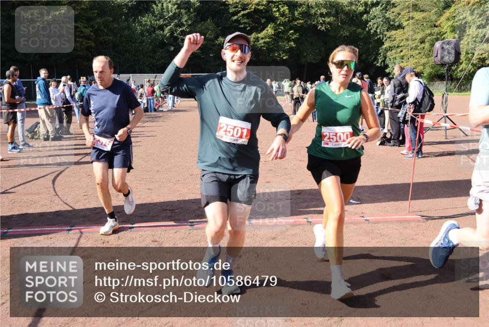 27.09.2026 - 35. Volkslauf durch das schöne Alstertal Strokosch-Dieckow http://msf.ph/oto/10586479 27.09.2026 12:10:04 Ziel 2328, 2367, 2376, 2431, 2500, 2501 meine-sportfotos.de