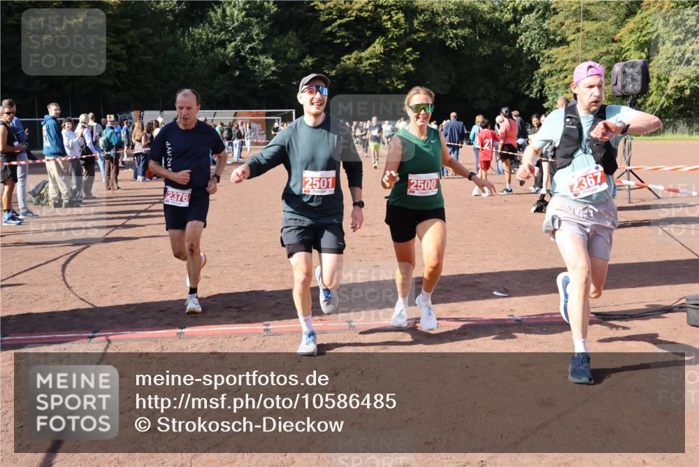 27.09.2026 - 35. Volkslauf durch das schöne Alstertal Strokosch-Dieckow http://msf.ph/oto/10586485 27.09.2026 12:10:04 Ziel 2328, 2367, 2376, 2431, 2500, 2501 meine-sportfotos.de