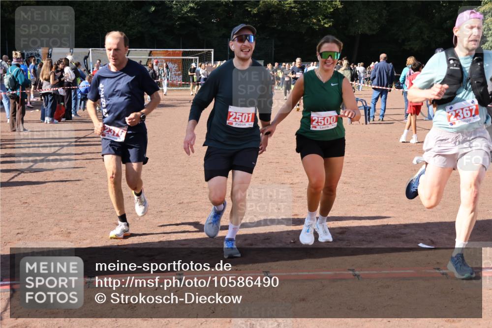 27.09.2026 - 35. Volkslauf durch das schöne Alstertal Strokosch-Dieckow http://msf.ph/oto/10586490 27.09.2026 12:10:04 Ziel 2328, 2367, 2376, 2431, 2500, 2501 meine-sportfotos.de