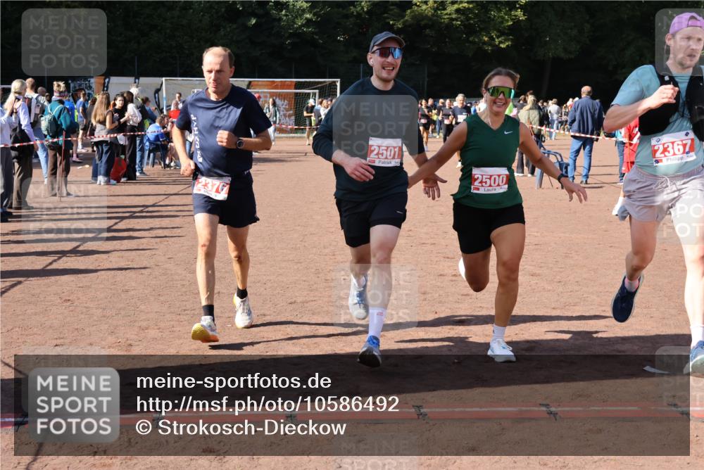 27.09.2026 - 35. Volkslauf durch das schöne Alstertal Strokosch-Dieckow http://msf.ph/oto/10586492 27.09.2026 12:10:03 Ziel 2328, 2367, 2376, 2431, 2500, 2501 meine-sportfotos.de