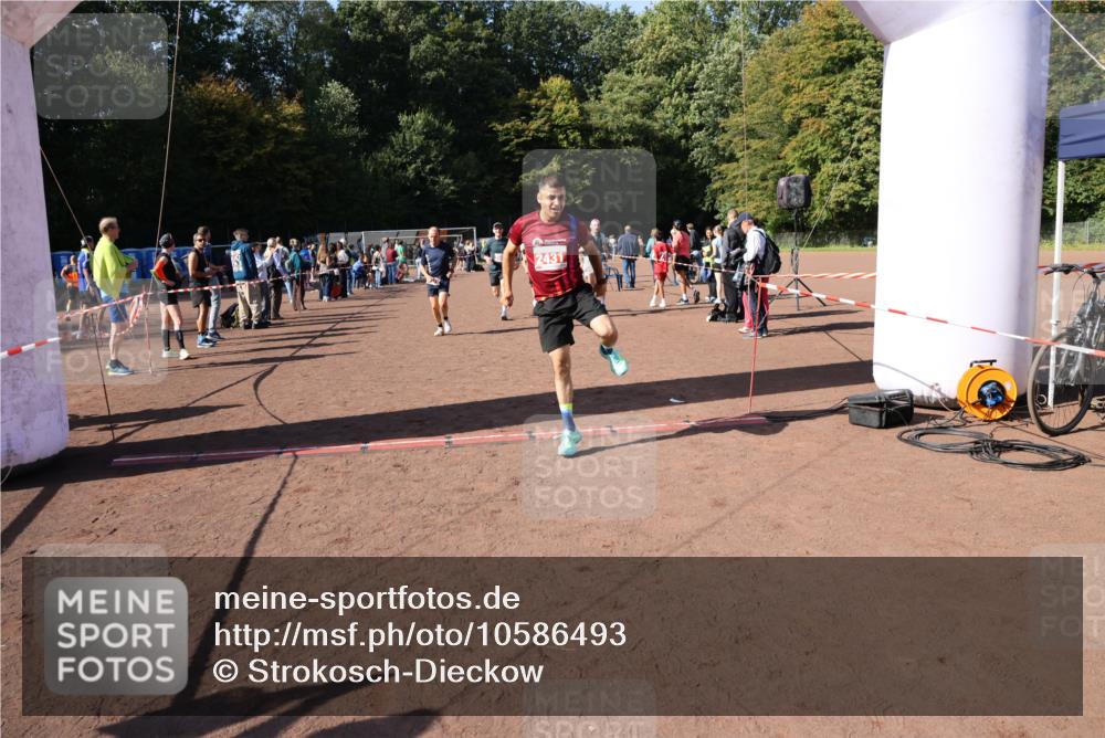 27.09.2026 - 35. Volkslauf durch das schöne Alstertal Strokosch-Dieckow http://msf.ph/oto/10586493 27.09.2026 12:10:02 Ziel 2328, 2367, 2376, 2431, 2500, 2501 meine-sportfotos.de