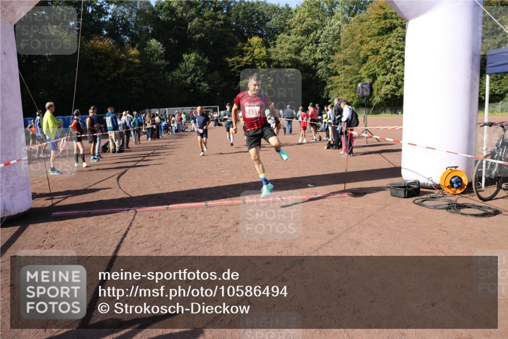 27.09.2026 - 35. Volkslauf durch das schöne Alstertal Strokosch-Dieckow http://msf.ph/oto/10586494 27.09.2026 12:10:02 Ziel 2328, 2367, 2376, 2431, 2500, 2501 meine-sportfotos.de