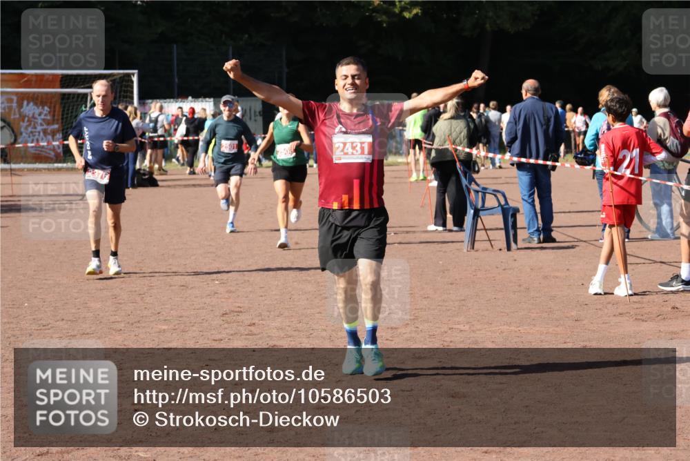 27.09.2026 - 35. Volkslauf durch das schöne Alstertal Strokosch-Dieckow http://msf.ph/oto/10586503 27.09.2026 12:09:59 Ziel 2367, 2376, 2431, 2500, 2501 meine-sportfotos.de