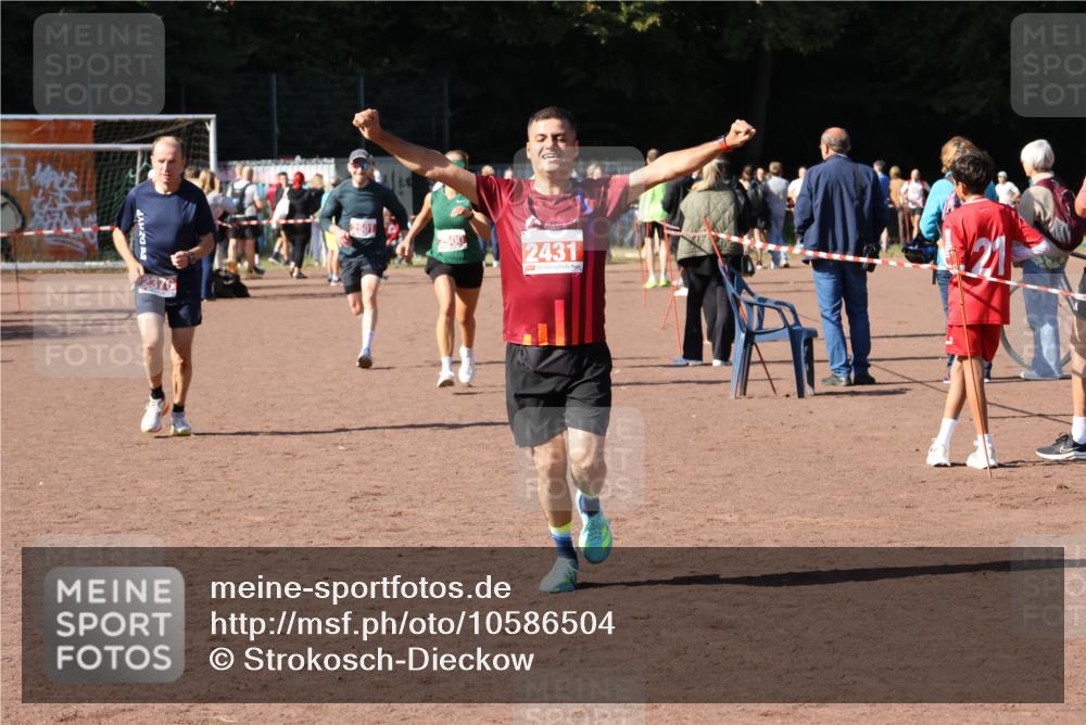 27.09.2026 - 35. Volkslauf durch das schöne Alstertal Strokosch-Dieckow http://msf.ph/oto/10586504 27.09.2026 12:09:59 Ziel 2367, 2376, 2431, 2500, 2501 meine-sportfotos.de