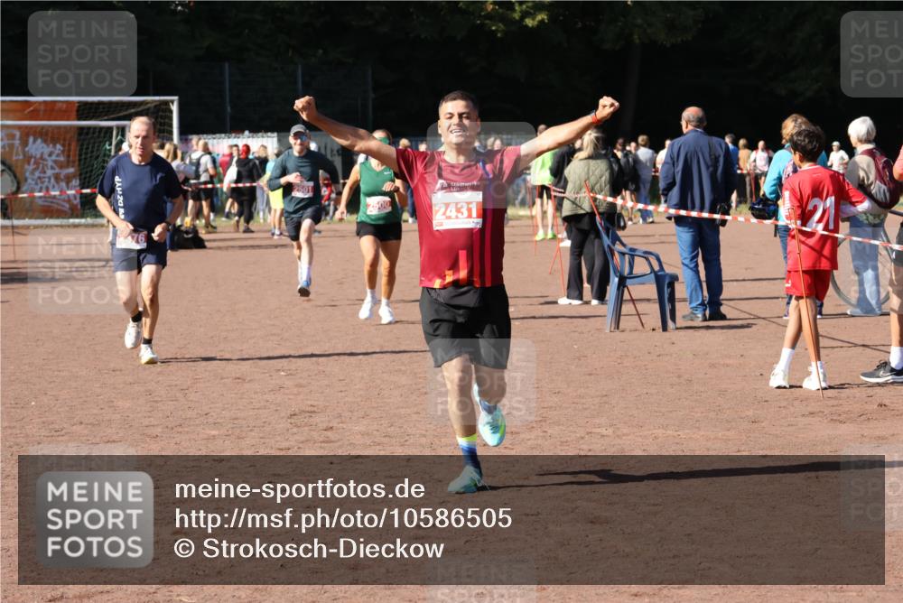27.09.2026 - 35. Volkslauf durch das schöne Alstertal Strokosch-Dieckow http://msf.ph/oto/10586505 27.09.2026 12:09:59 Ziel 2367, 2376, 2431, 2500, 2501 meine-sportfotos.de