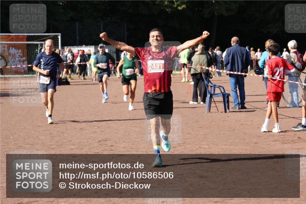 27.09.2026 - 35. Volkslauf durch das schöne Alstertal Strokosch-Dieckow http://msf.ph/oto/10586506 27.09.2026 12:09:59 Ziel 2367, 2376, 2431, 2500, 2501 meine-sportfotos.de