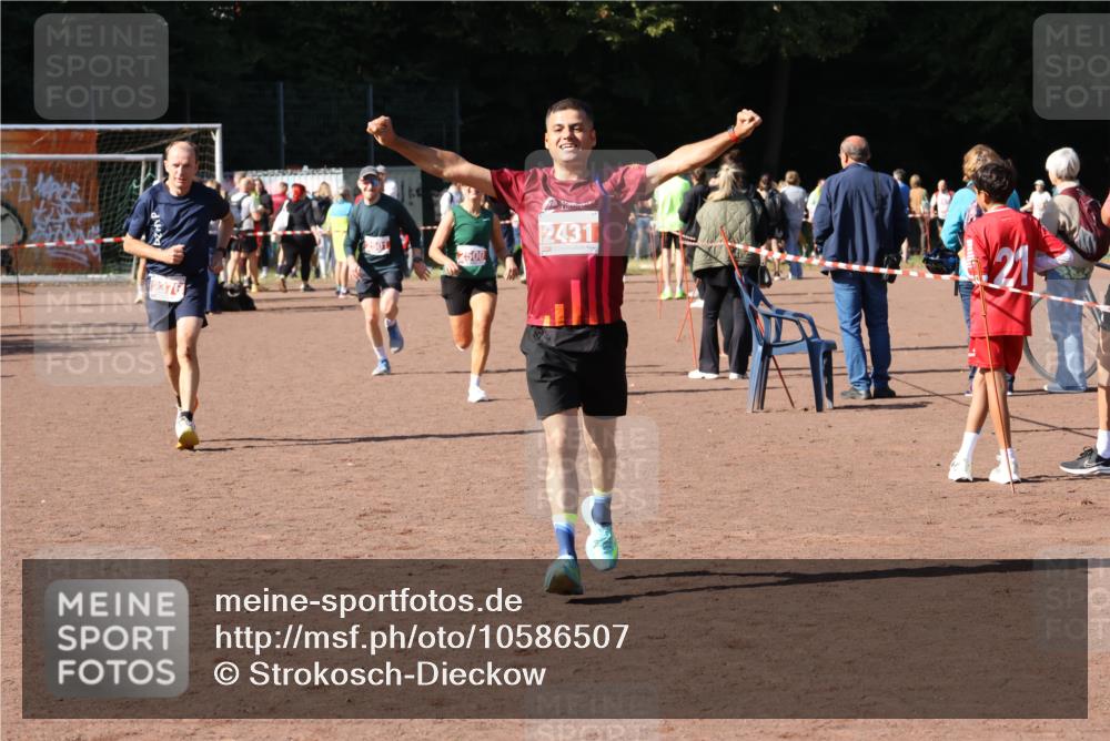 27.09.2026 - 35. Volkslauf durch das schöne Alstertal Strokosch-Dieckow http://msf.ph/oto/10586507 27.09.2026 12:09:59 Ziel 2367, 2376, 2431, 2500, 2501 meine-sportfotos.de
