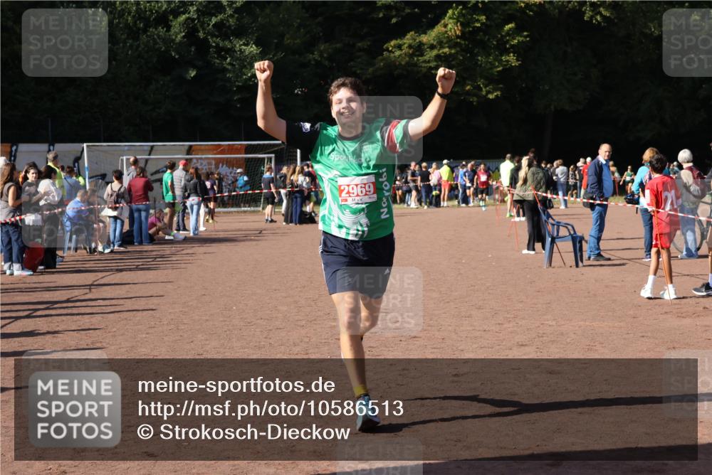 27.09.2026 - 35. Volkslauf durch das schöne Alstertal Strokosch-Dieckow http://msf.ph/oto/10586513 27.09.2026 12:09:44 Ziel 2294, 2417, 2969 meine-sportfotos.de