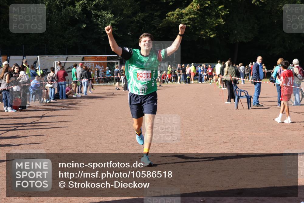 27.09.2026 - 35. Volkslauf durch das schöne Alstertal Strokosch-Dieckow http://msf.ph/oto/10586518 27.09.2026 12:09:44 Ziel 2294, 2417, 2969 meine-sportfotos.de