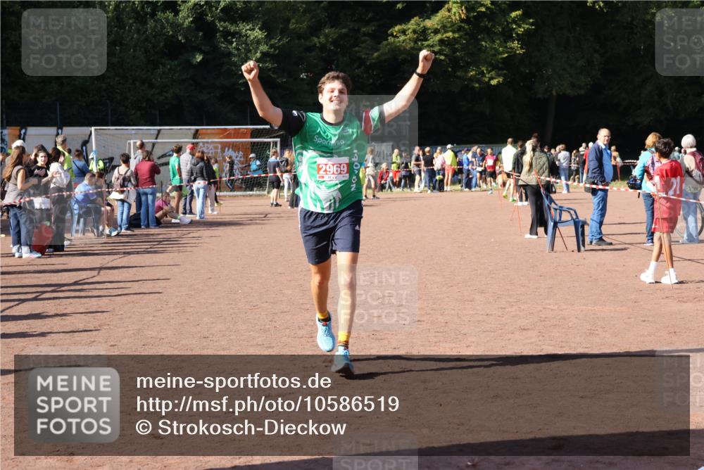 27.09.2026 - 35. Volkslauf durch das schöne Alstertal Strokosch-Dieckow http://msf.ph/oto/10586519 27.09.2026 12:09:44 Ziel 2294, 2417, 2969 meine-sportfotos.de