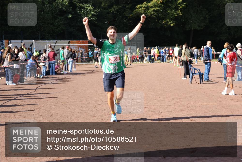 27.09.2026 - 35. Volkslauf durch das schöne Alstertal Strokosch-Dieckow http://msf.ph/oto/10586521 27.09.2026 12:09:44 Ziel 2294, 2417, 2969 meine-sportfotos.de