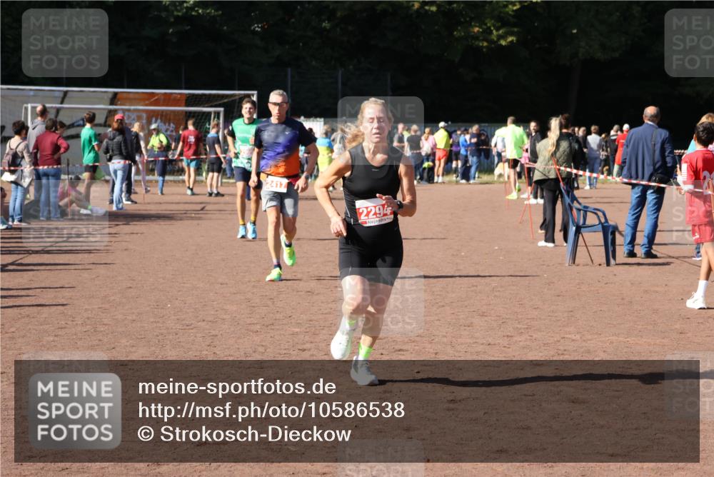 27.09.2026 - 35. Volkslauf durch das schöne Alstertal Strokosch-Dieckow http://msf.ph/oto/10586538 27.09.2026 12:09:39 Ziel 2294, 2417, 2969 meine-sportfotos.de