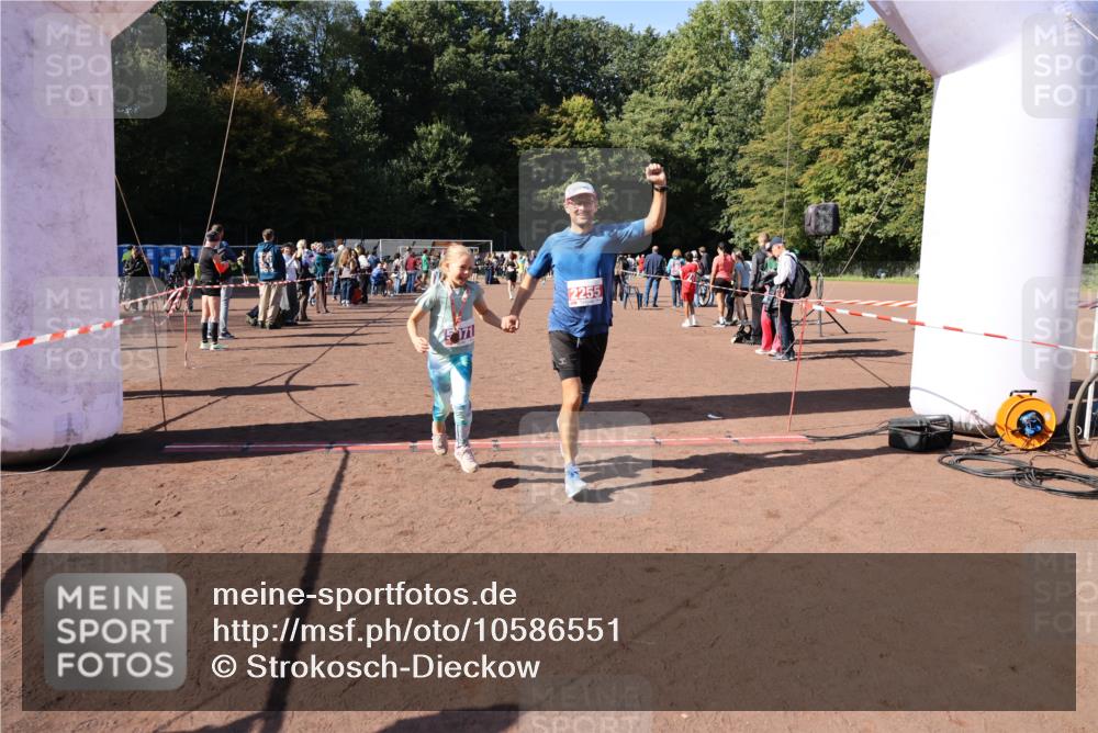 27.09.2026 - 35. Volkslauf durch das schöne Alstertal Strokosch-Dieckow http://msf.ph/oto/10586551 27.09.2026 12:09:33 Ziel 2255, 2294 meine-sportfotos.de