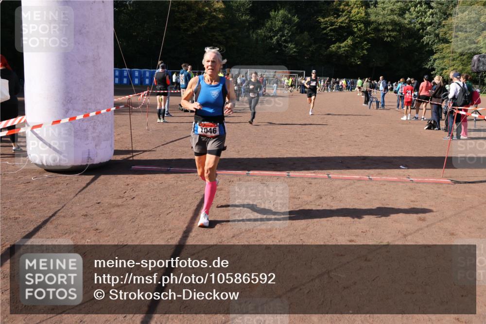 27.09.2026 - 35. Volkslauf durch das schöne Alstertal Strokosch-Dieckow http://msf.ph/oto/10586592 27.09.2026 12:08:58 Ziel 1046, 1062, 2014, 2056, 2273, 2409 meine-sportfotos.de