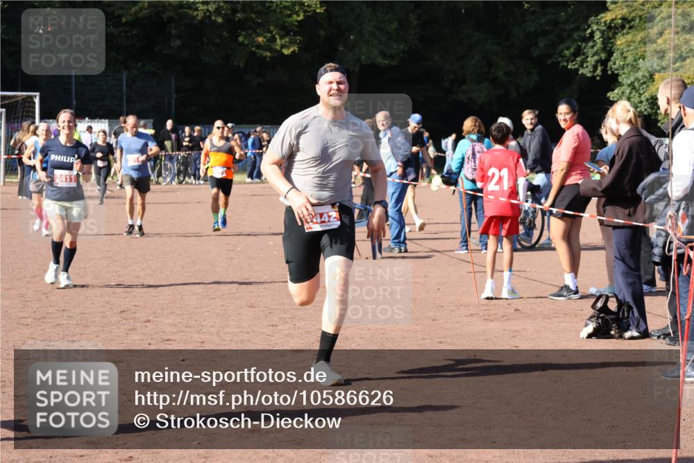 27.09.2026 - 35. Volkslauf durch das schöne Alstertal Strokosch-Dieckow http://msf.ph/oto/10586626 27.09.2026 12:08:48 Ziel 1046, 1569, 2014, 2273, 2409, 2411, 2442 meine-sportfotos.de