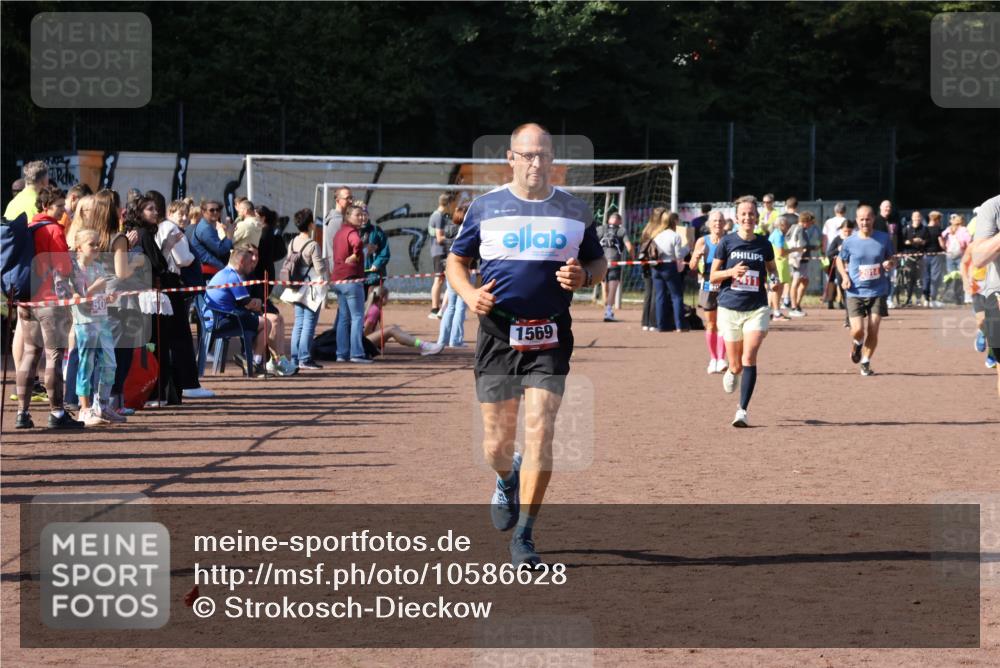 27.09.2026 - 35. Volkslauf durch das schöne Alstertal Strokosch-Dieckow http://msf.ph/oto/10586628 27.09.2026 12:08:47 Ziel 1569, 2014, 2273, 2409, 2411, 2442 meine-sportfotos.de