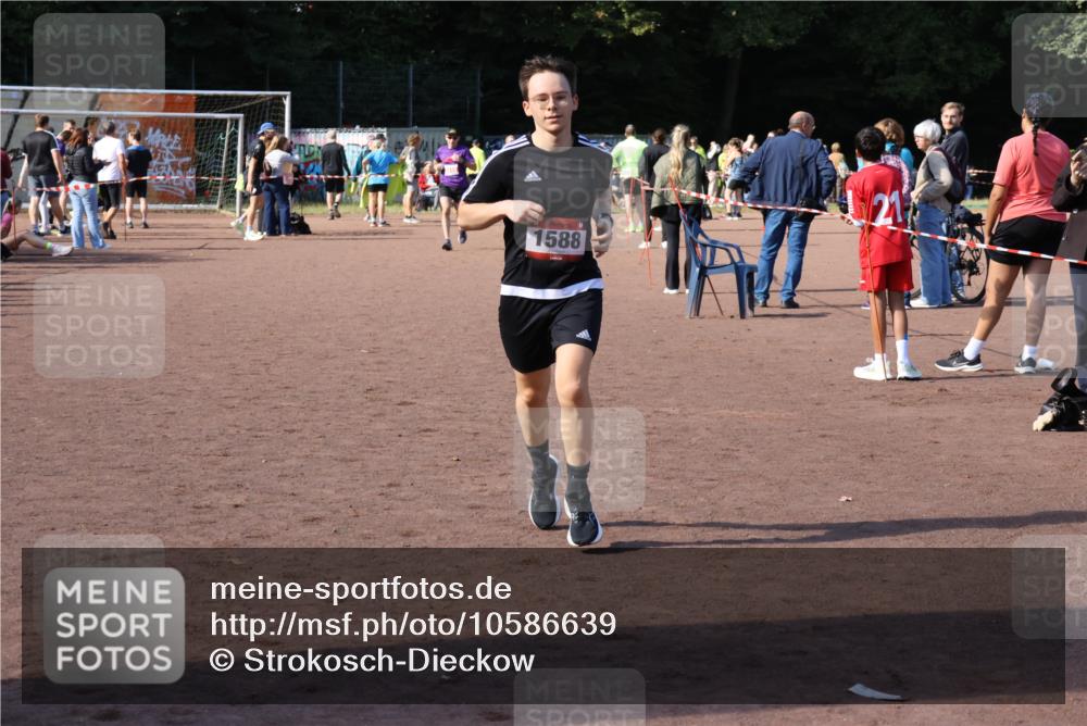 27.09.2026 - 35. Volkslauf durch das schöne Alstertal Strokosch-Dieckow http://msf.ph/oto/10586639 27.09.2026 12:08:25 Ziel 1588 meine-sportfotos.de