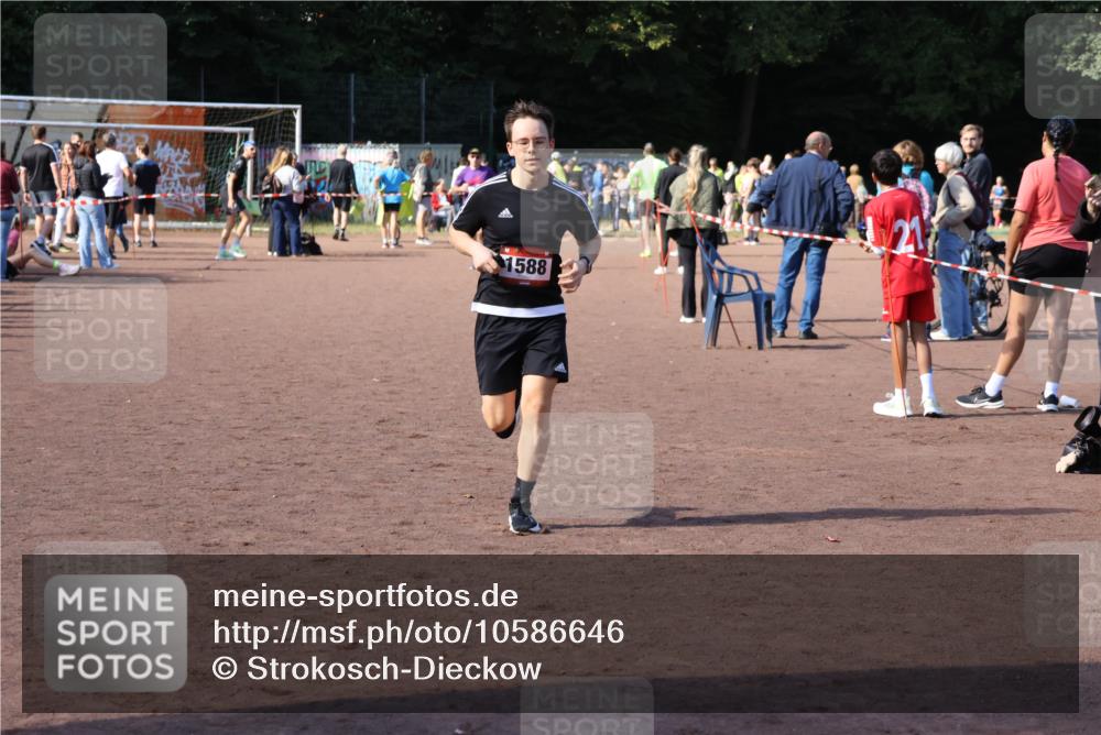 27.09.2026 - 35. Volkslauf durch das schöne Alstertal Strokosch-Dieckow http://msf.ph/oto/10586646 27.09.2026 12:08:24 Ziel 1588 meine-sportfotos.de