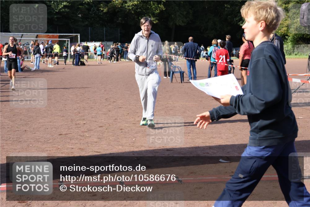 27.09.2026 - 35. Volkslauf durch das schöne Alstertal Strokosch-Dieckow http://msf.ph/oto/10586676 27.09.2026 12:08:02 Ziel 2112, 2114, 3969 meine-sportfotos.de