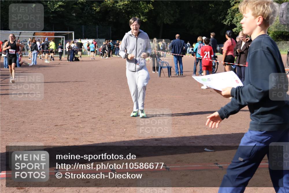 27.09.2026 - 35. Volkslauf durch das schöne Alstertal Strokosch-Dieckow http://msf.ph/oto/10586677 27.09.2026 12:08:02 Ziel 2112, 2114, 3969 meine-sportfotos.de